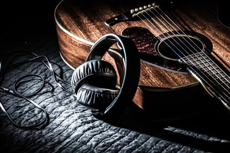 5 Reasons to Learn How to Play the Guitar Instrument